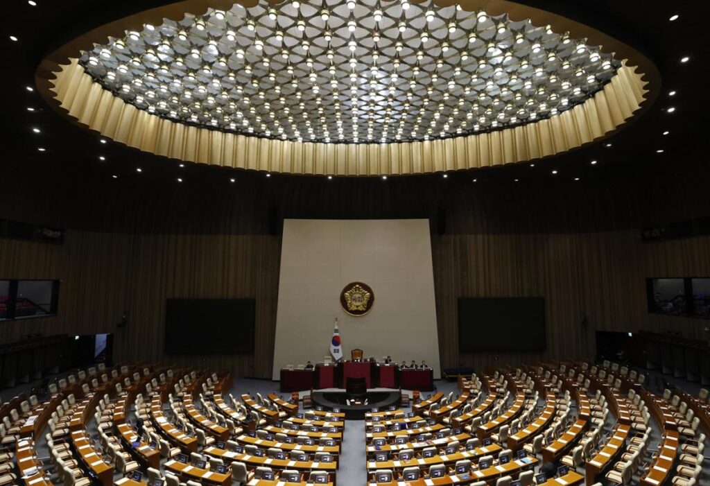 Los diputados del presidente de Corea abandonan la cámara durante la votación de la moción de censura