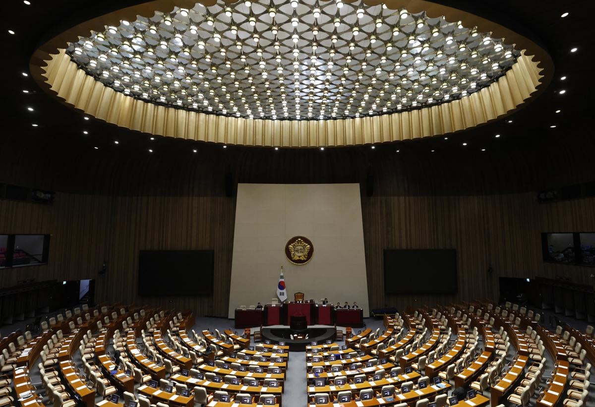 Los diputados del presidente de Corea abandonan la cámara durante la votación de la moción de censura Los diputados del presidente de Corea abandonan la cámara durante la votación de la moción de censura