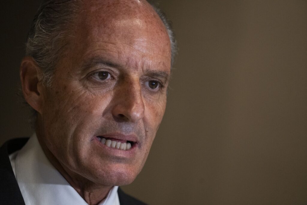Camps, el delicado jarrón chino de Feijóo
