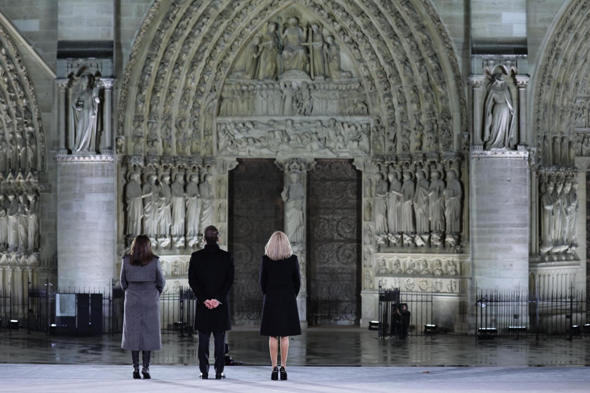 Notre Dame: dejar sola a una amiga