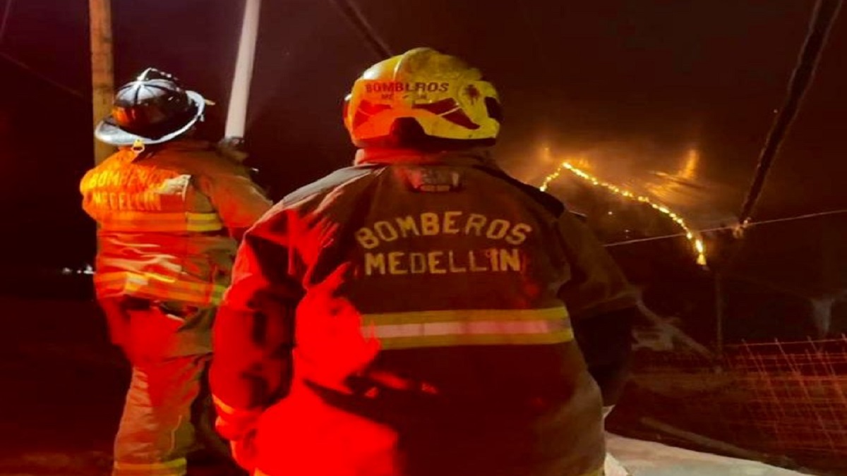 Nueve incendios en la noche de velitas en Medellín, cuatro por pólvora Nueve incendios en la noche de velitas en Medellín, cuatro por pólvora
