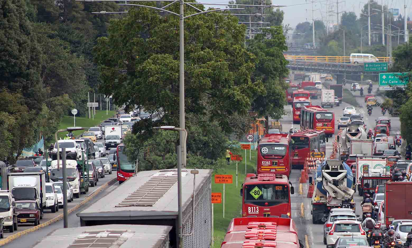 TRACTOMULA robada crea monumental TRANCÓN en la AV. BOYACÁ