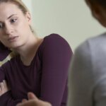 Qué significa desviar la mirada cuando hablas con otra persona, según la psicología Qué significa desviar la mirada cuando hablas con otra persona, según la psicología