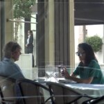 se atraganta, insulta a los camareros y agrede al personal del Samur