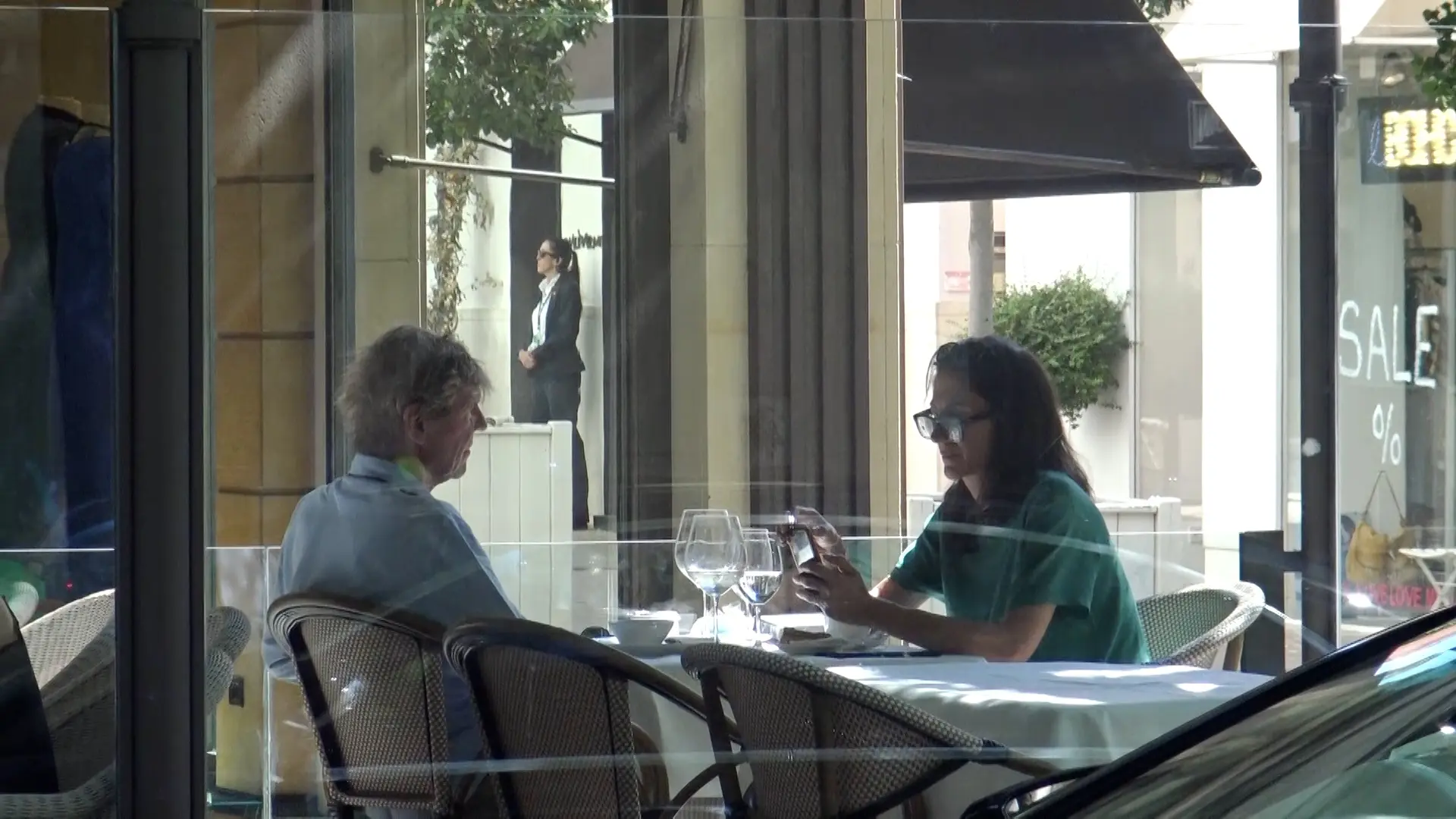 se atraganta, insulta a los camareros y agrede al personal del Samur
