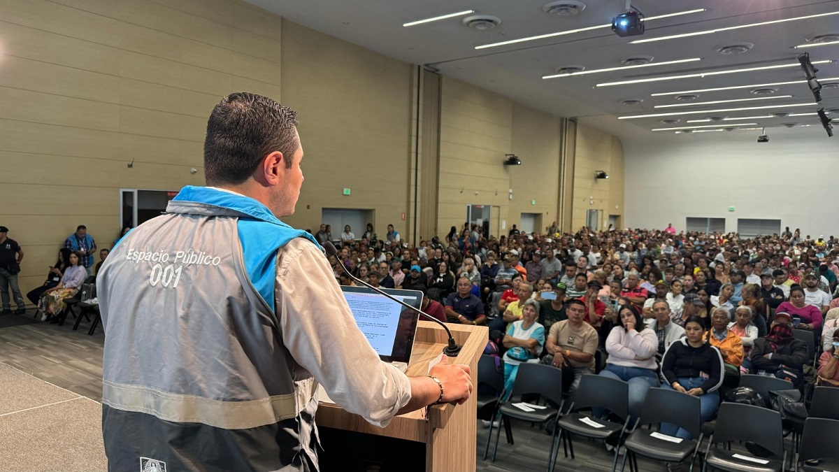 Medellín: Más de 400 venteros informales fueron acreditados en Navidad Medellín: Más de 400 venteros informales fueron acreditados en Navidad