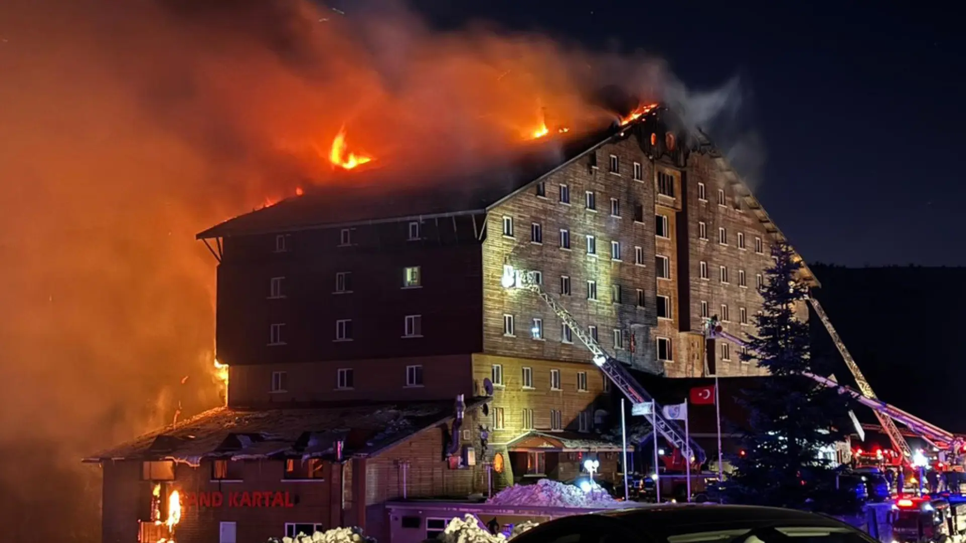 Al menos 66 muertos en un incendio en un hotel de una estación de esquí en Turquía Al menos 66 muertos en un incendio en un hotel de una estación de esquí en Turquía