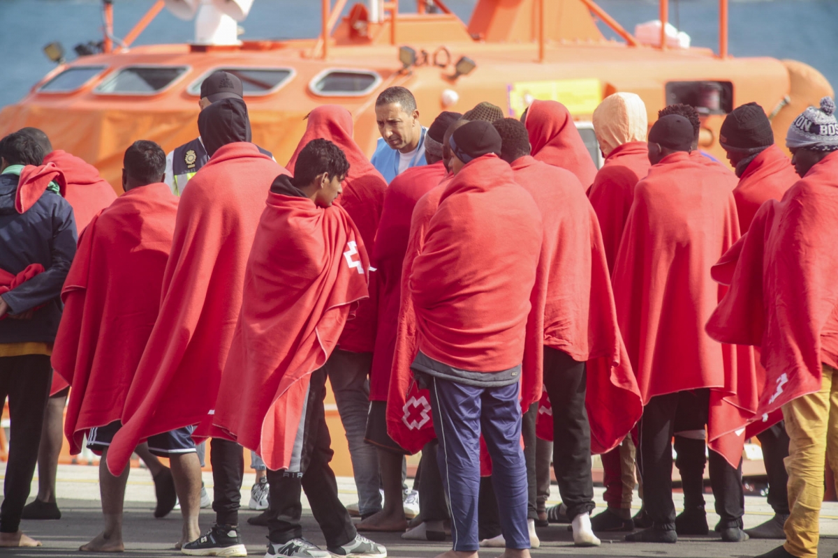 Continúa la ola de cayucos a Canarias: llegan otros 235 inmigrantes a Lanzarote y El Hierro en menos de doce horas