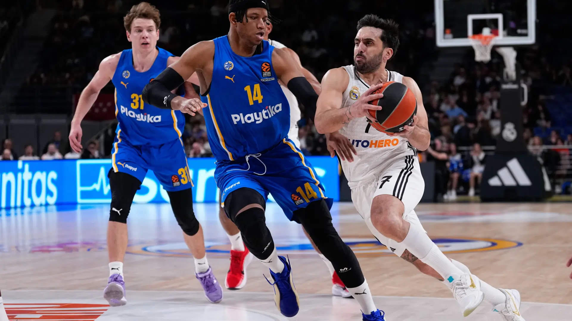 El Madrid tumba al Maccabi y alarga su racha en un festival anotador histórico