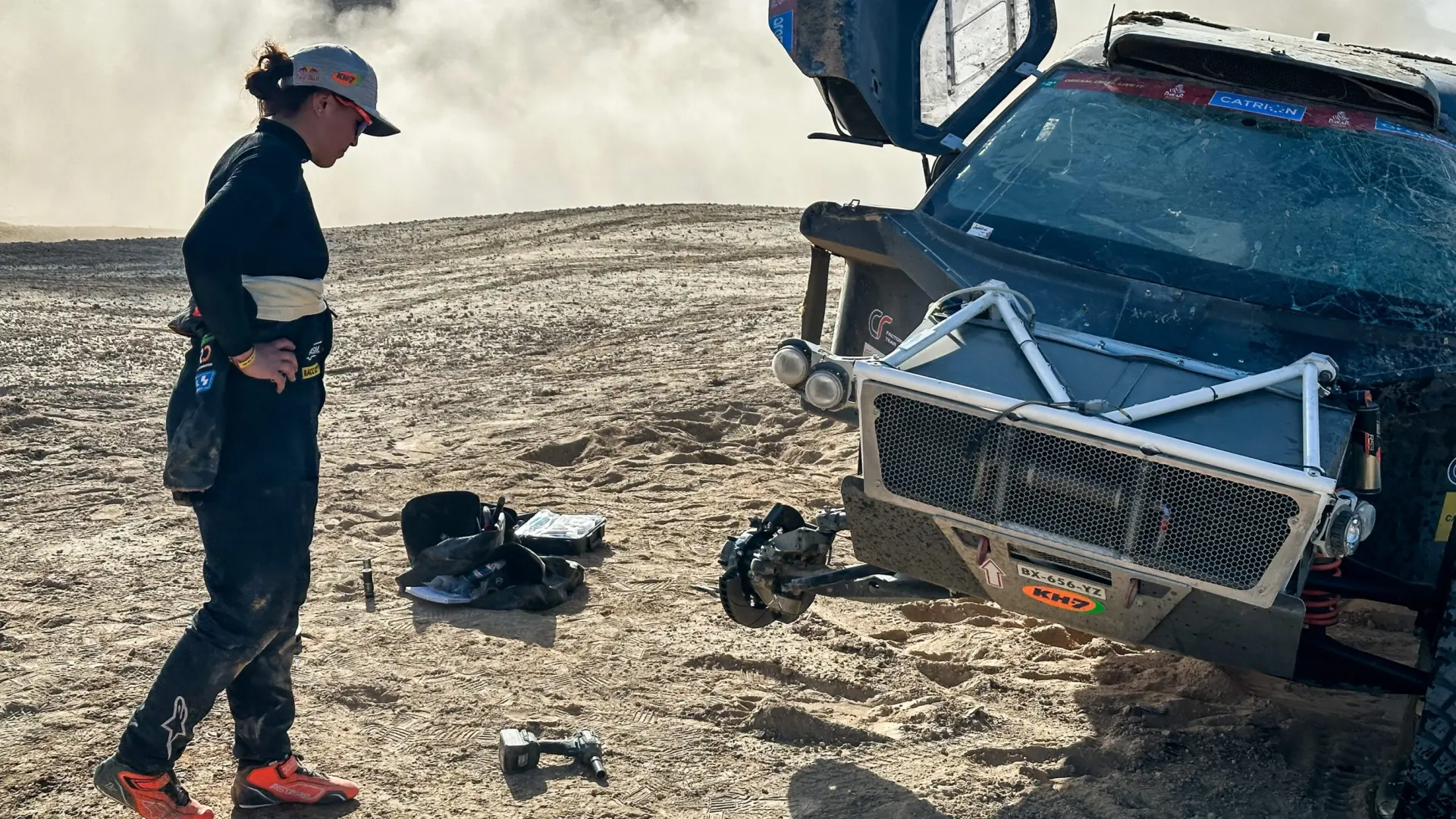 El dramático abandono de Laia Sainz, su primero en 15 años en el Dakar, tras un accidente: «Hemos pillado una piedra»