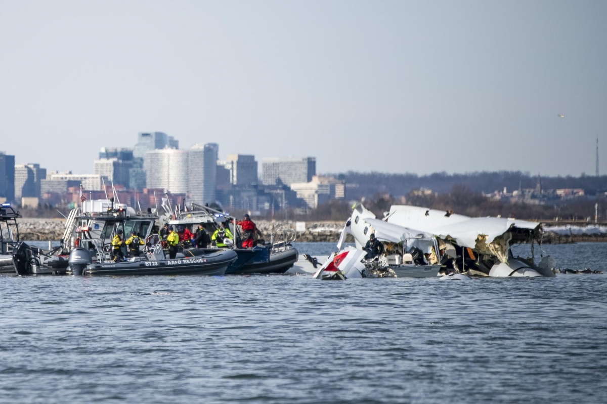 El equipo de rescate busca a los 14 desaparecidos en el accidente de avión en Washington tras recuperar 40 cuerpos El equipo de rescate busca a los 14 desaparecidos en el accidente de avión en Washington tras recuperar 40 cuerpos