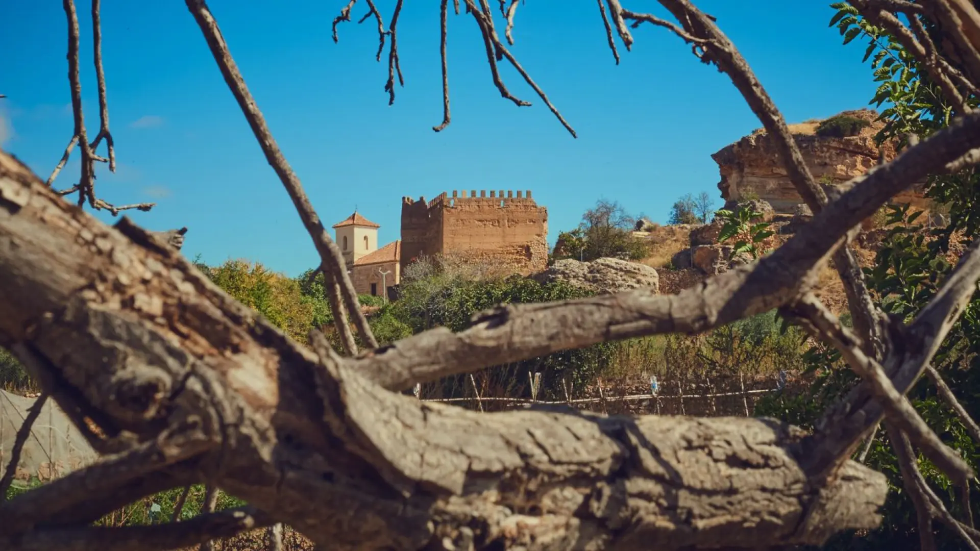 El pequeño pueblo de Albacete con un castillo único y pinturas rupestres declaradas Patrimonio de la Humanidad