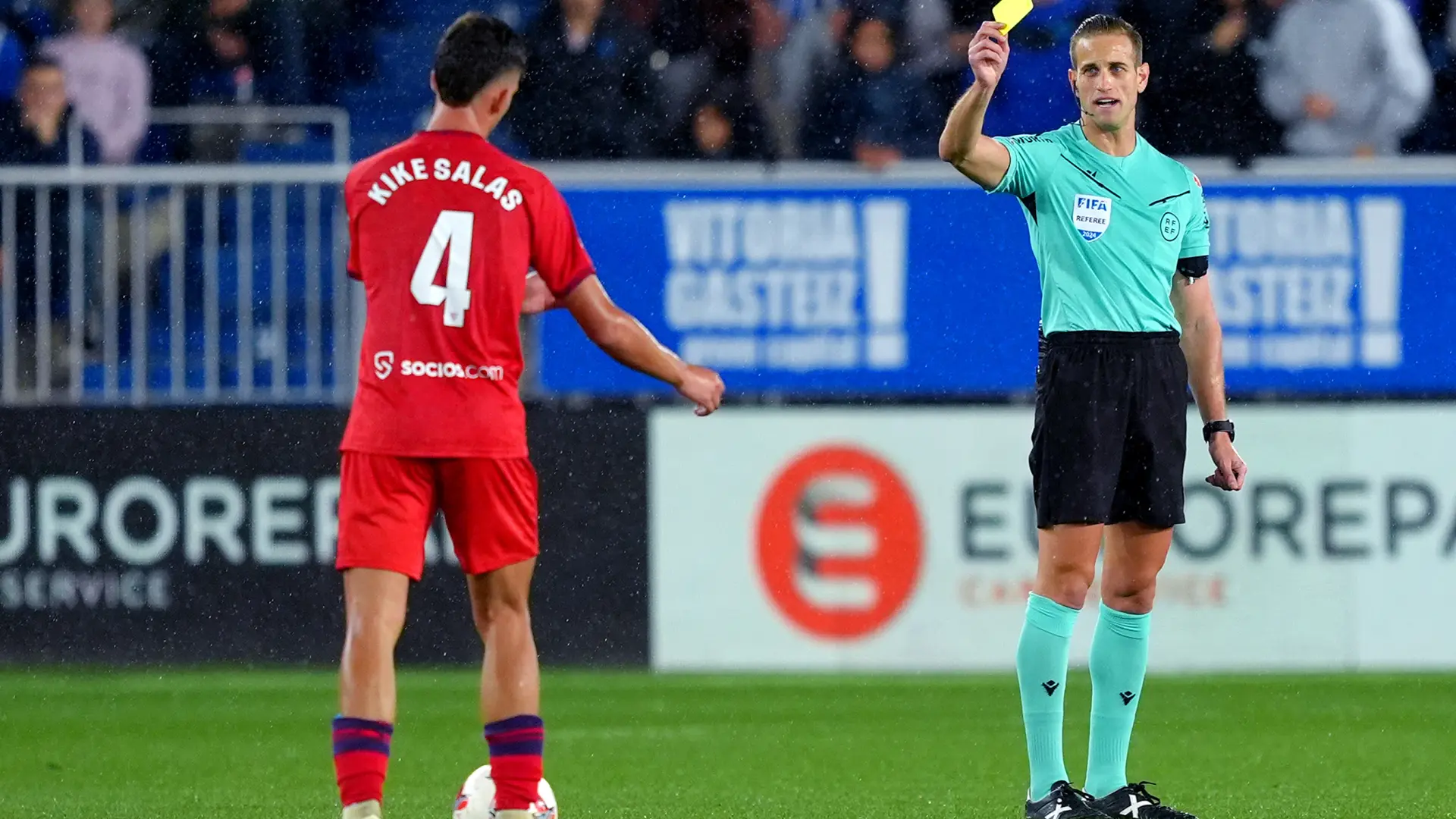 Kike Salas vuelve a jugar tras su detención por presuntas apuestas ilegales y Montilivi le recibe con un cántico: «Amarilla, oé» Kike Salas vuelve a jugar tras su detención por presuntas apuestas ilegales y Montilivi le recibe con un cántico: «Amarilla, oé»