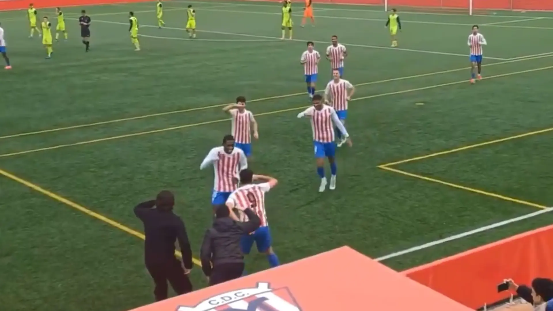 La surrealista celebración ‘terraplanista’ de los jugadores del Moscardó con Javi Poves