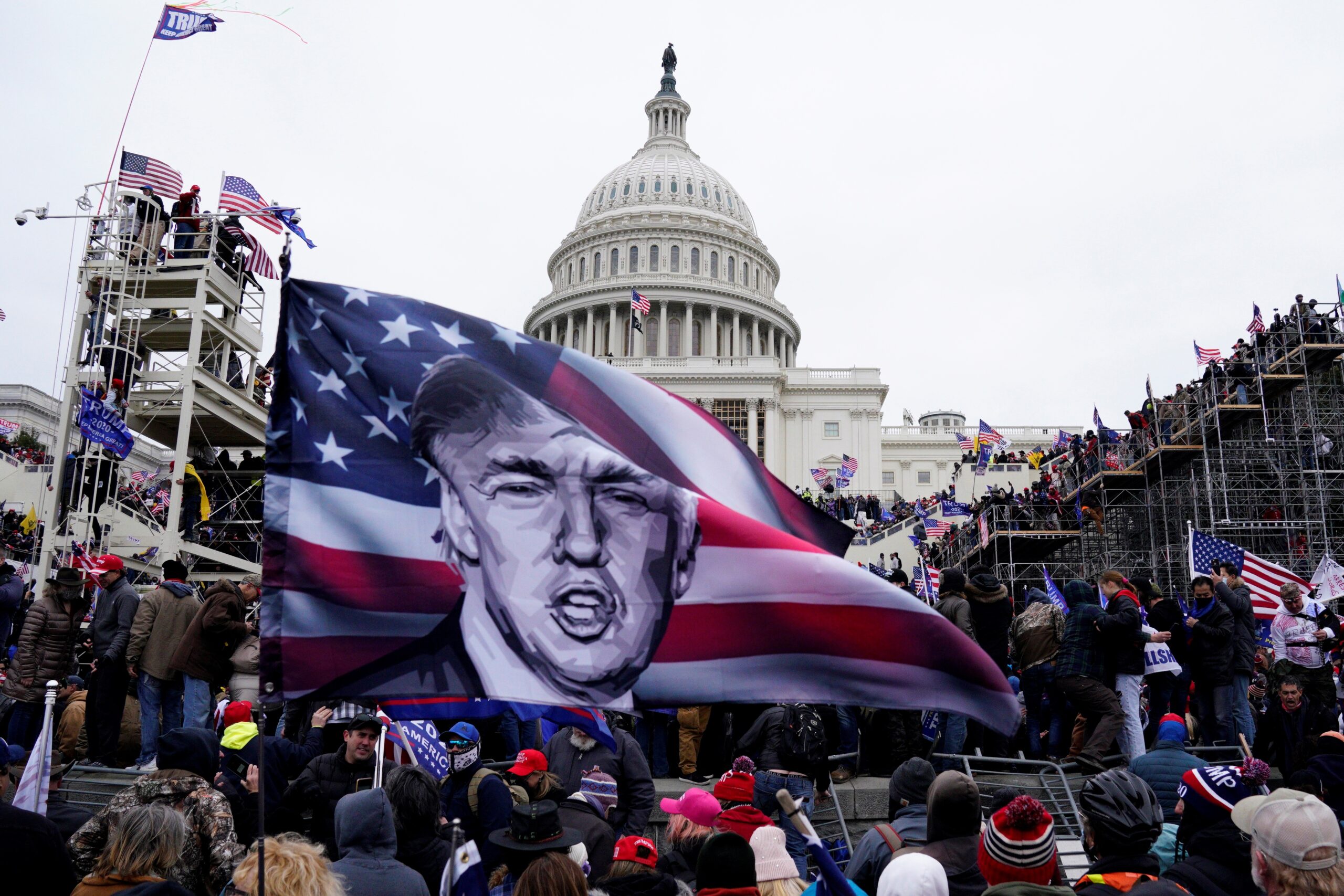 Prohíben entrar a Washington a un ultra indultado por el asalto al Capitolio