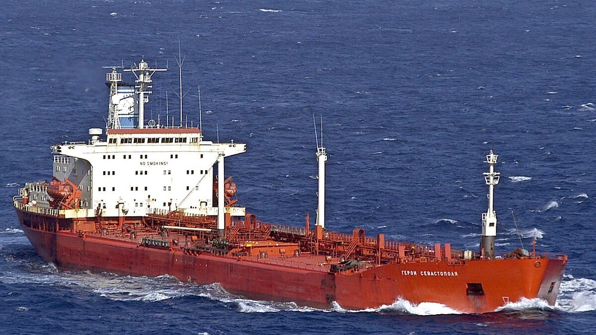Un petrolero ruso cargado de crudo, a la deriva en el Cantábrico tras sufrir una avería