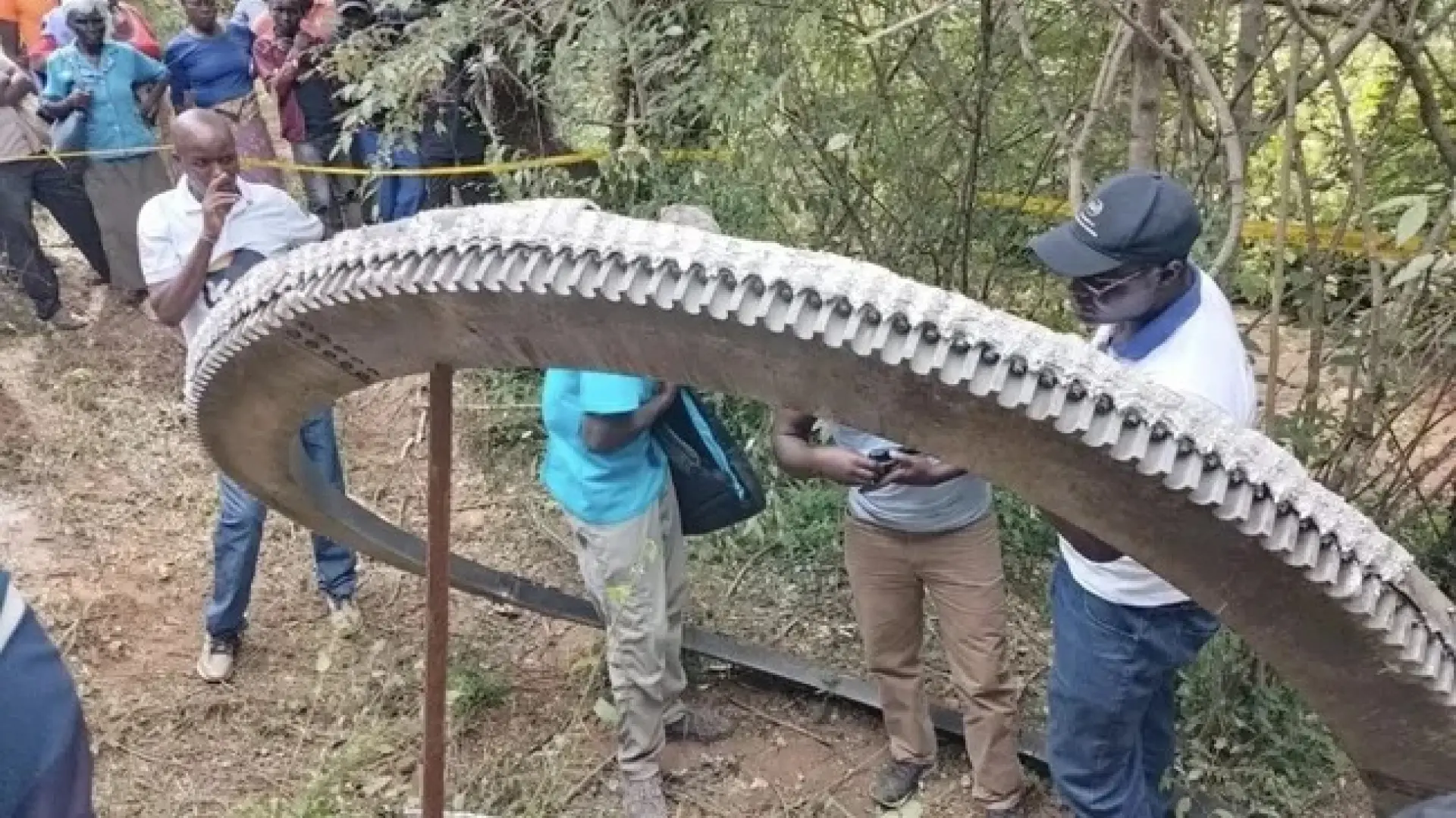 Un trozo de basura espacial de media tonelada cae sobre una aldea poblada de Kenia