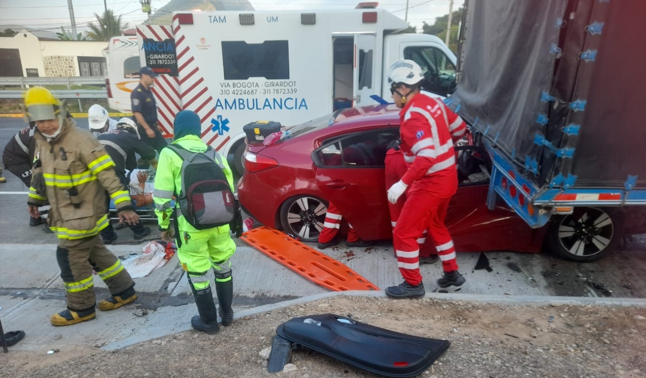 Aparatoso choque en la vía Bogotá-Girardot: un muerto y tres heridos