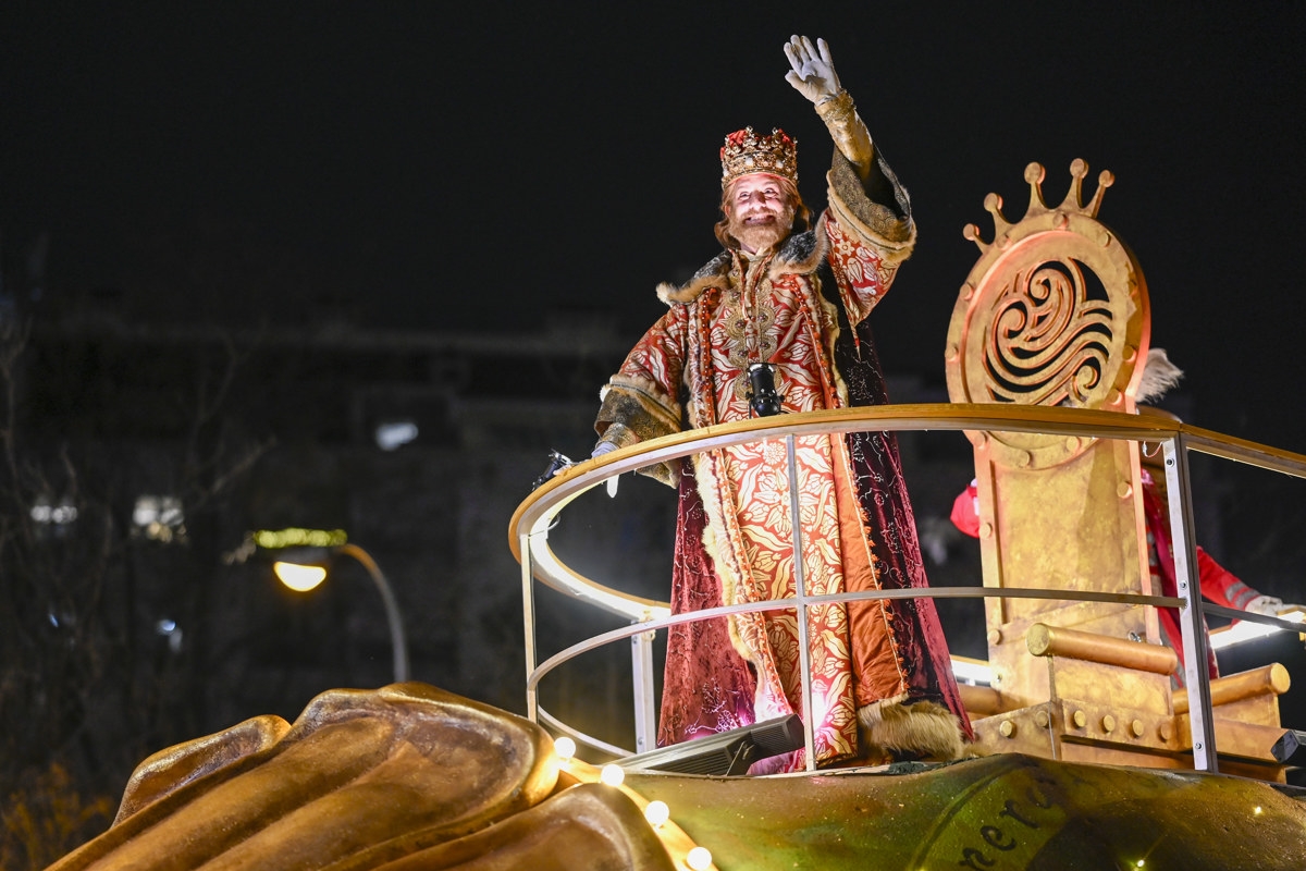 Los Reyes Magos comienzan su recorrido por España: muy pendientes de los niños de la dana