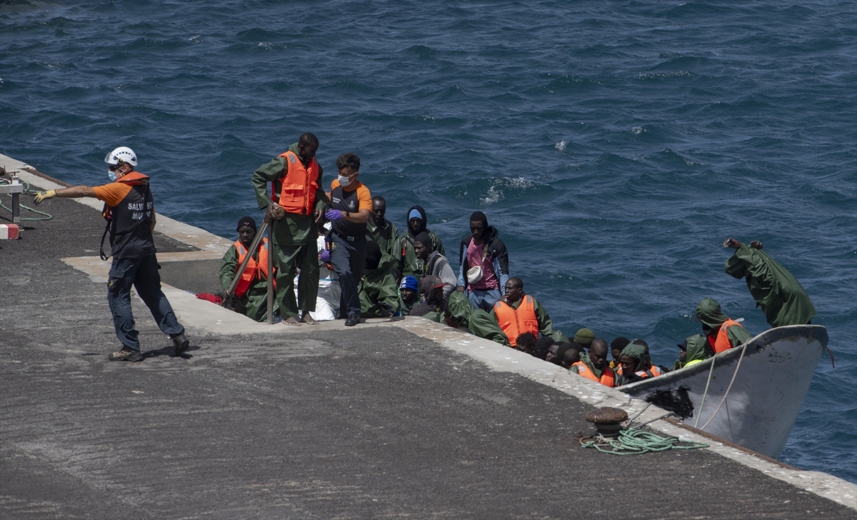 Casi 300 inmigrantes han llegado en cuatro cayucos a El Hierro en solo un día Casi 300 inmigrantes han llegado en cuatro cayucos a El Hierro en solo un día
