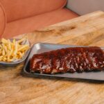 Las costillas más famosas del ‘delivery’ ahora se sirven en un restaurante en Madrid