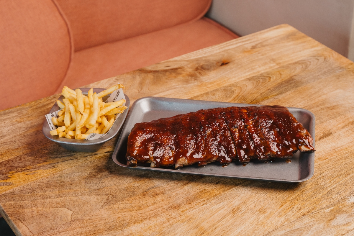 Las costillas más famosas del ‘delivery’ ahora se sirven en un restaurante en Madrid