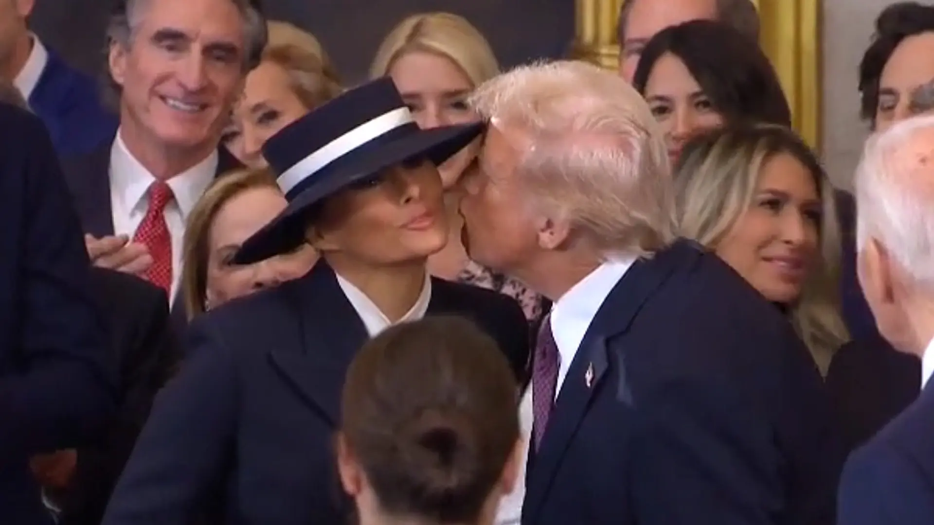 el nuevo presidente intenta acercarse a su mujer y el gorro se lo impide