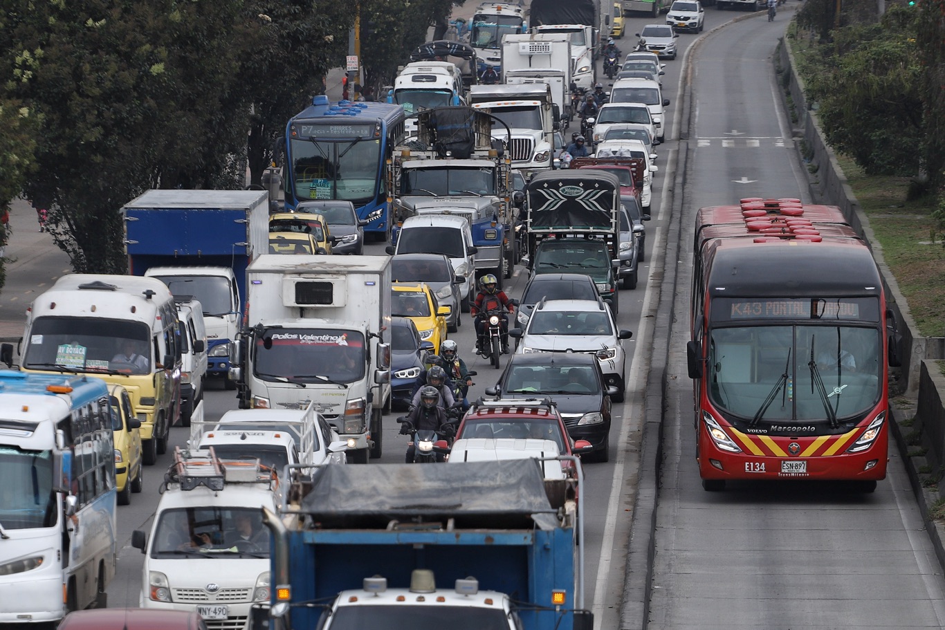 Cierran totalmente la Avenida Suba: conductores andan desesperados