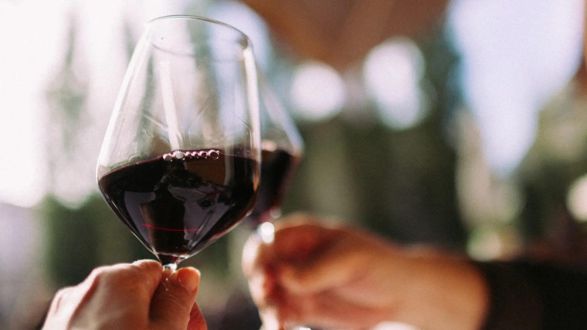 Incluso las cantidades moderadas de alcohol dañan el cerebro, según la ciencia Incluso las cantidades moderadas de alcohol dañan el cerebro, según la ciencia