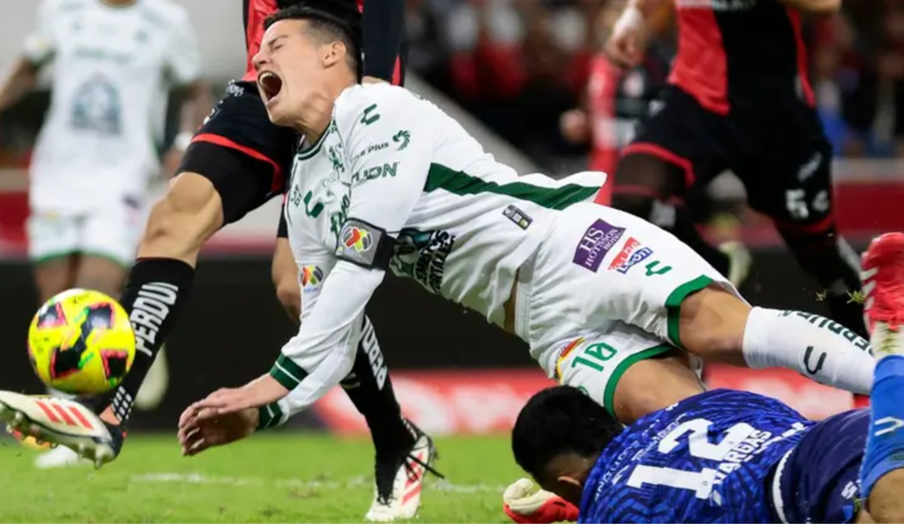 Capitán y goleador: así fue el brillante estreno de James en León Capitán y goleador: así fue el brillante estreno de James en León
