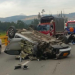 Caos en la salida a Bogotá: un carro volcó en Mondoñedo y afectó movilidad