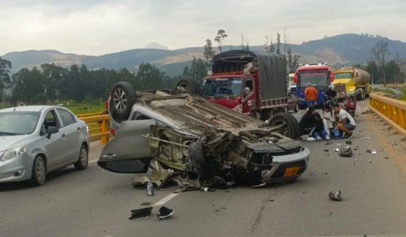 Caos en la salida a Bogotá: un carro volcó en Mondoñedo y afectó movilidad