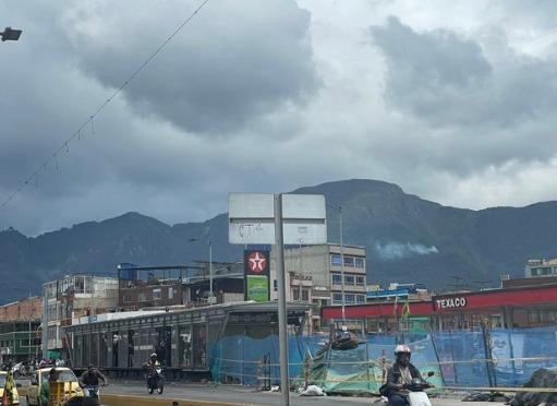 Cerros del sur de Bogotá afectados por incendio: bomberos en el lugar