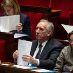 Bayrou elude la moción de censura gracias a los socialistas y Le Pen