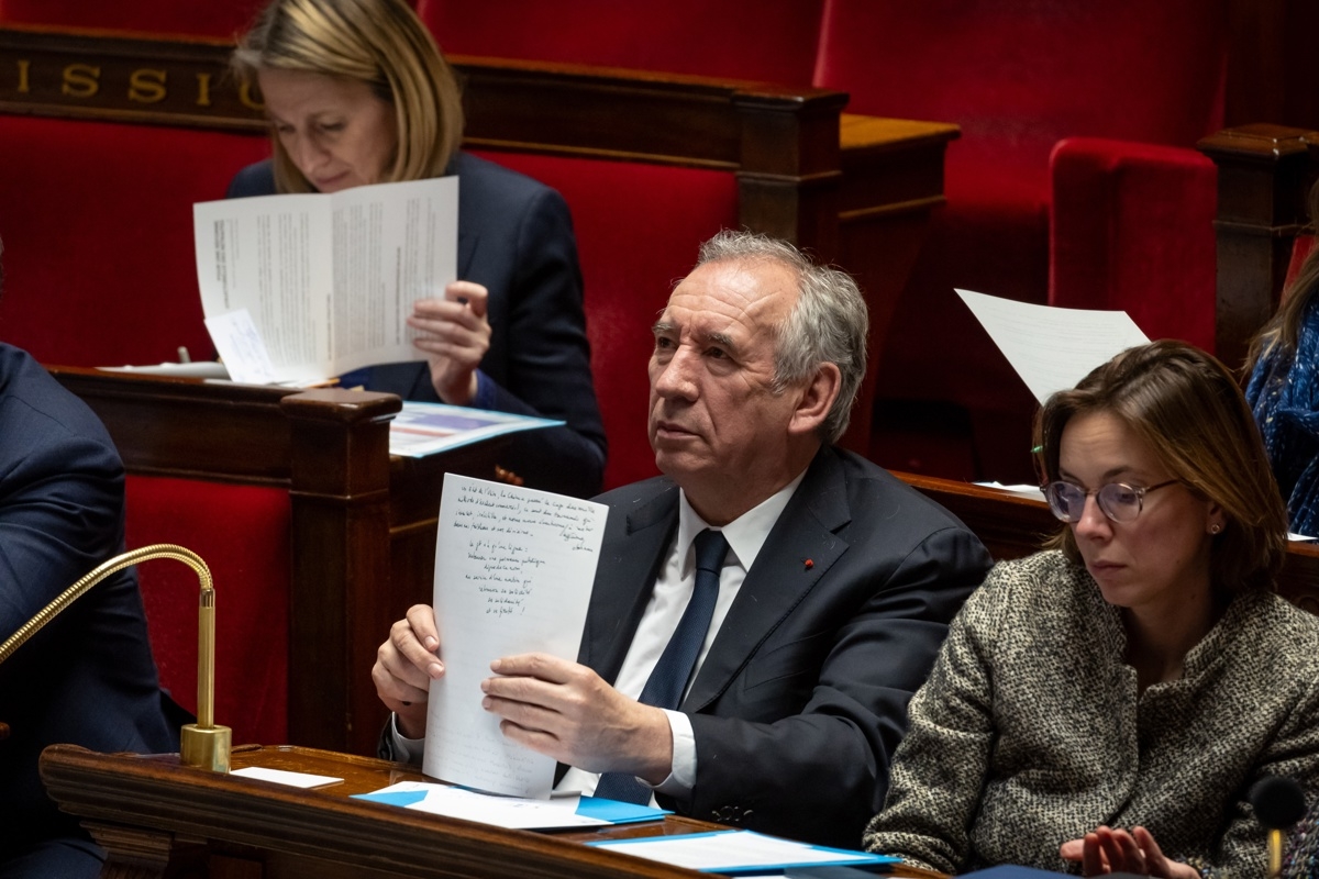 Bayrou elude la moción de censura gracias a los socialistas y Le Pen