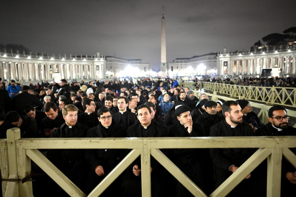 Cientos de fieles rezan por el Papa Francisco en la Plaza de San Pedro