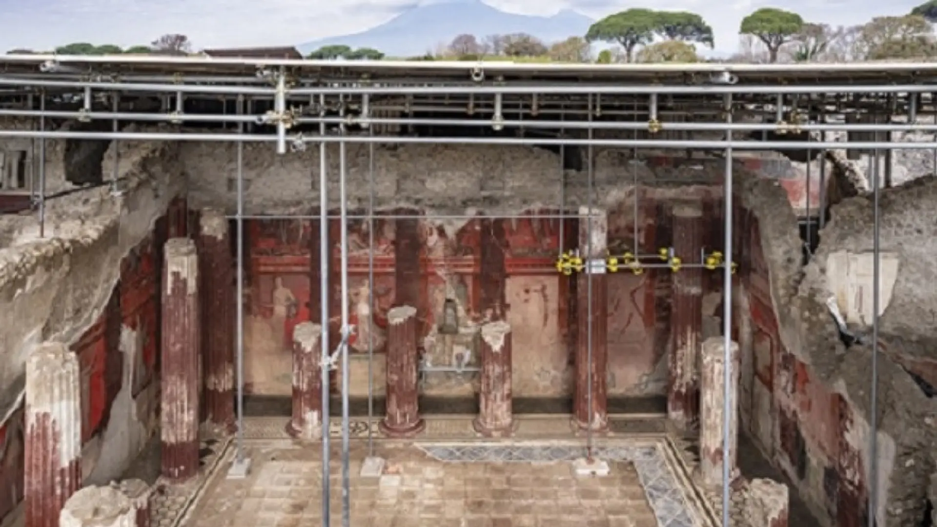Descubren una joya arqueológica enterrada en el corazón de Pompeya en una antigua sala de banquetes