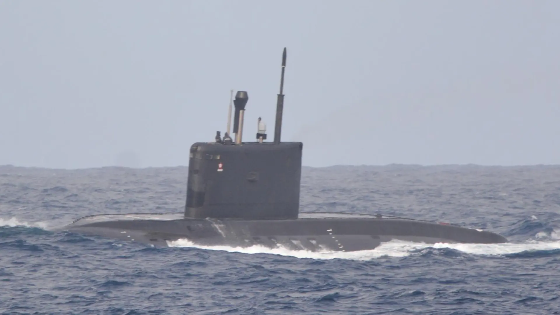 El Ejército despliega dos buques de guerra en aguas del Estrecho para vigilar a un submarino ruso El Ejército despliega dos buques de guerra en aguas del Estrecho para vigilar a un submarino ruso