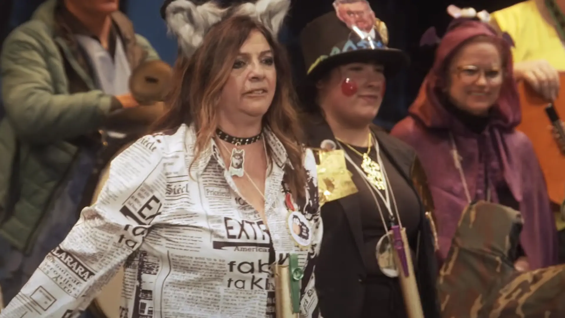 El público del Teatro Falla impide escuchar con gritos y abucheos a la chirigota negacionista del Carnaval de Cádiz