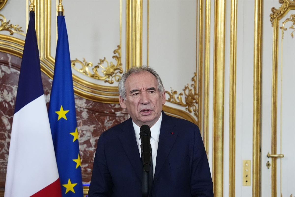 Francia recrudece la guerra diplomática con Argelia