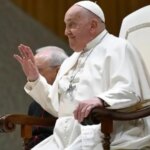 La crisis de broncoespasmo del papa supone un «agravamiento» de su neumonía, según una médica