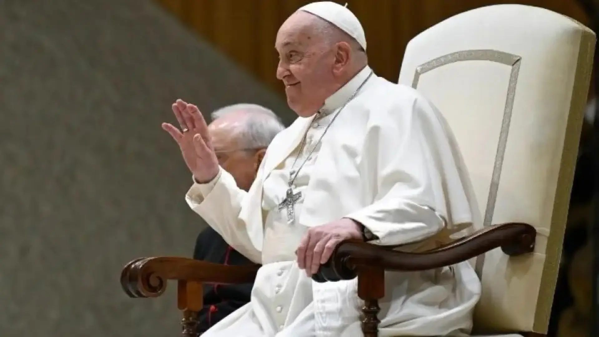 La crisis de broncoespasmo del papa supone un «agravamiento» de su neumonía, según una médica