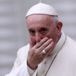 El papa está «estable» y presenta «una ligera mejoría» de su neumonía bilateral