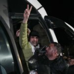 Los primeros presos palestinos liberados por Israel llegan a Ramala