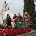 Los rusos rinden tributo al líder opositor Navalni en el primer aniversario de su muerte