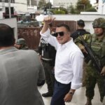 Noboa se aleja de la posibilidad de ser reelegido en primera vuelta, según primeros resultados en las elecciones de Ecuador Noboa se aleja de la posibilidad de ser reelegido en primera vuelta, según primeros resultados en las elecciones de Ecuador