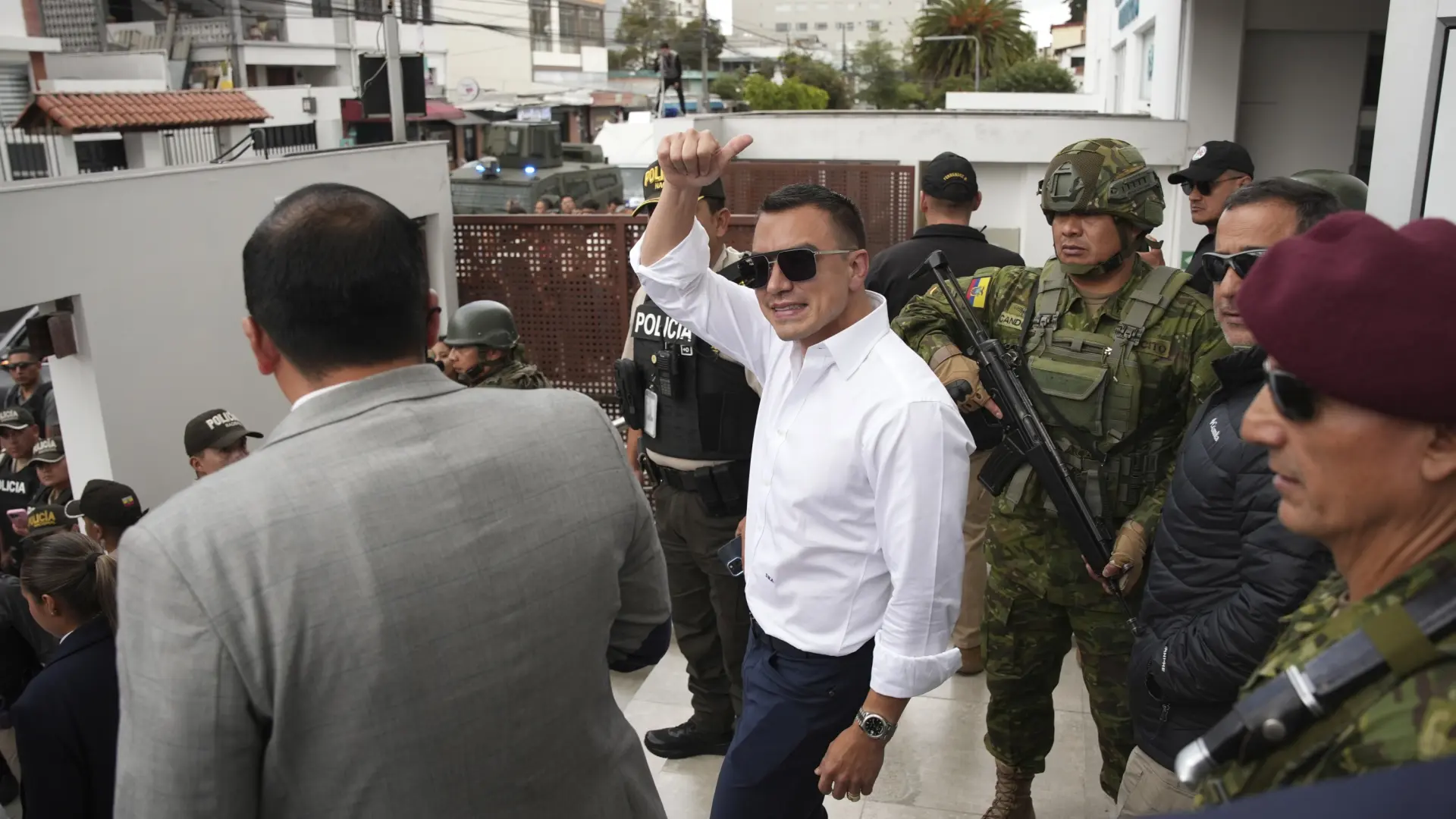 Noboa se aleja de la posibilidad de ser reelegido en primera vuelta, según primeros resultados en las elecciones de Ecuador Noboa se aleja de la posibilidad de ser reelegido en primera vuelta, según primeros resultados en las elecciones de Ecuador