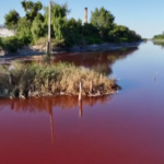 Un río argentino amanece completamente teñido de rojo sin explicación alguna