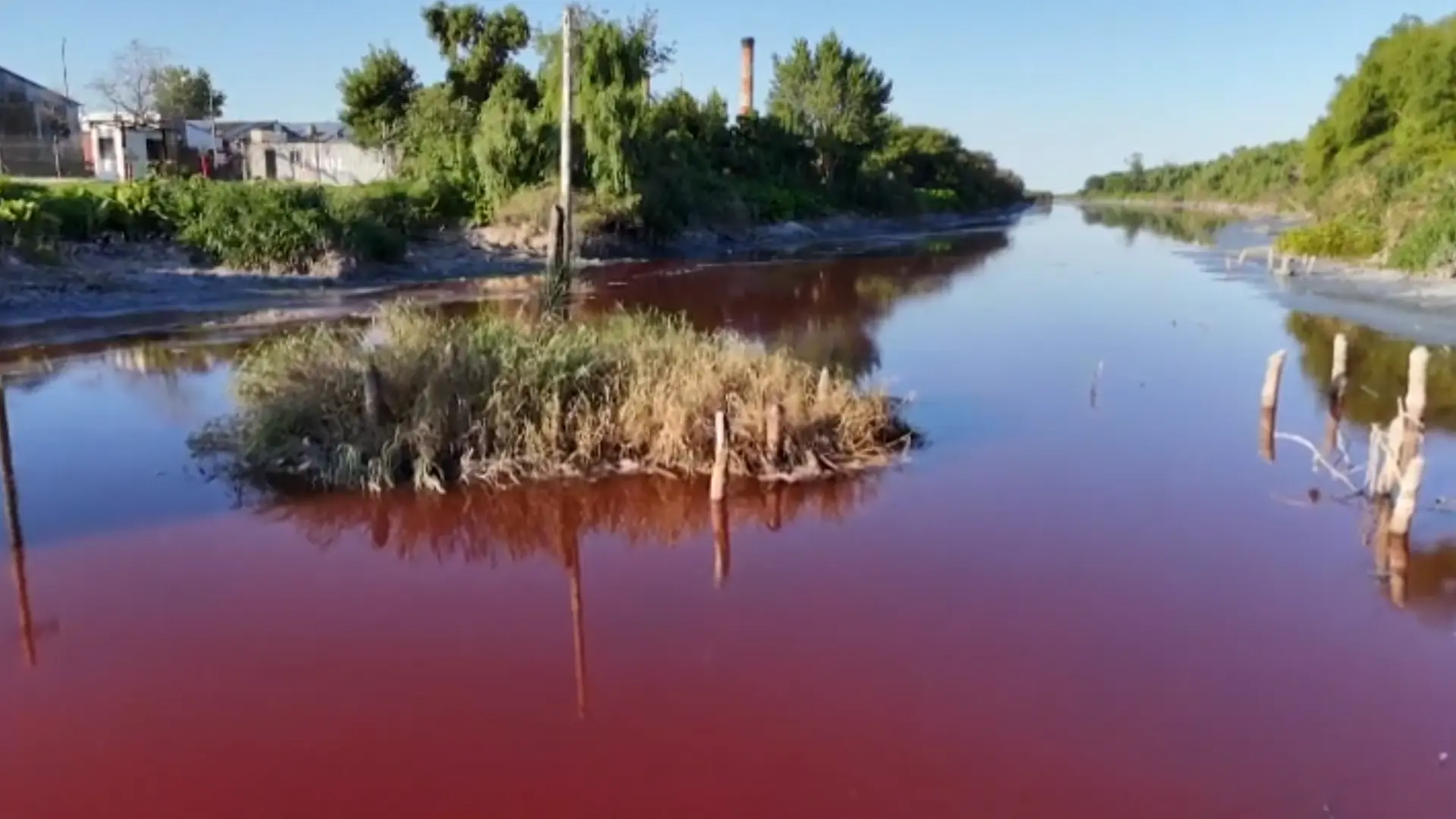 Un río argentino amanece completamente teñido de rojo sin explicación alguna