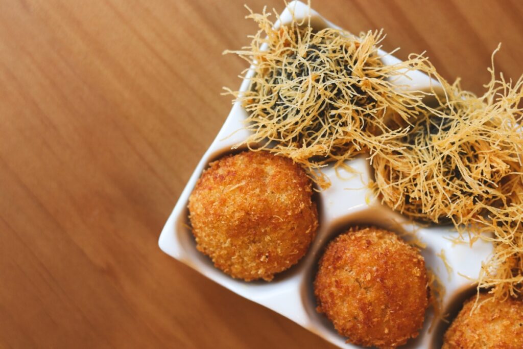 Bikinis de carrillera, croquetas de chipirón y tortilla vaga: el picoteo con alma de Asgaya